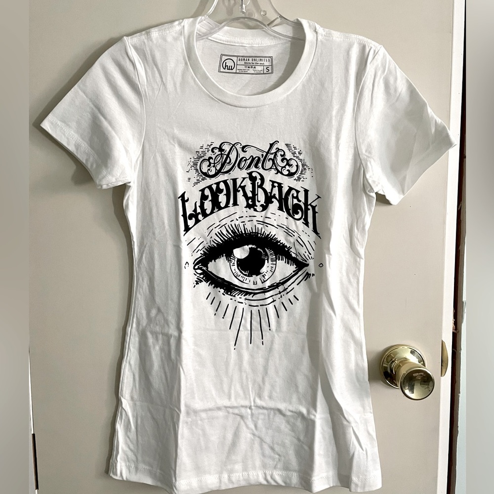 Graphic tee NWOT S